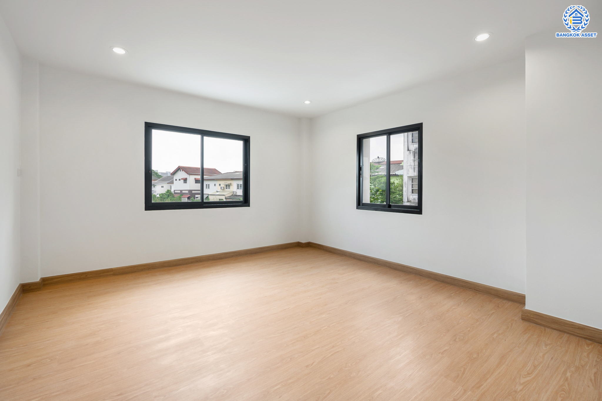 บ้านมือสองตกแต่งใหม่ ม.บ้านสวน5 กลางเมือง พิบูลย์สงคราม บ้านแฝด 3 ชั้น หลังมุม เนื้อที่ 39.4 ตร.ว. ฟังก์ชัน 4 ห้องนอน 3 ห้องน้ำ จอดรถได้ 2 คัน ราคาคุ้มสุดในย่านนี้! บนสุดยอดทำเล! เชื่อมถนนพิบูลย์สงคราม, วงศ์สว่าง, นครอินทร์ และติวานนท์ ใกล้จุดขึ้นทางด่วนศรีรัช-วงแหวนรอบนอก และรถไฟฟ้า "สถานีแยกติวานนท์"